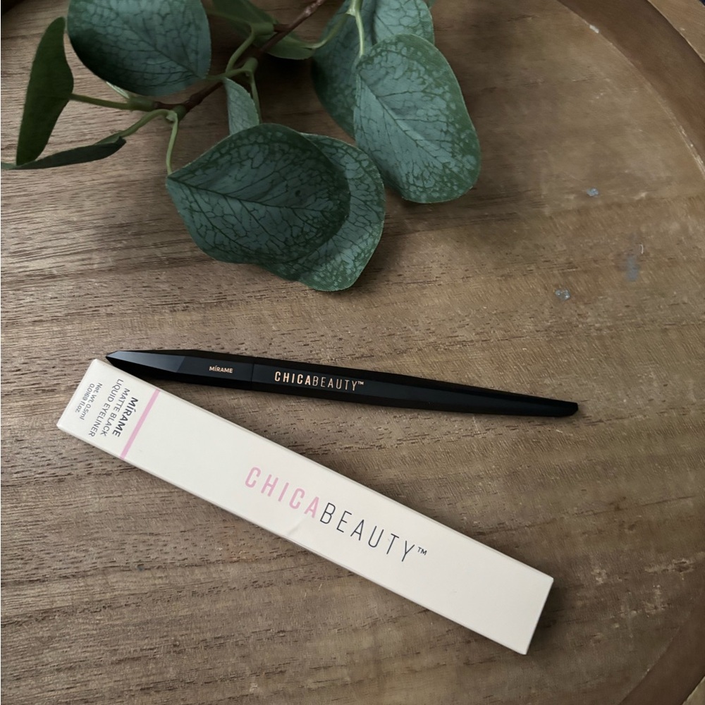 Chica Beauty Mírame Matte Black Liquid Eyeliner